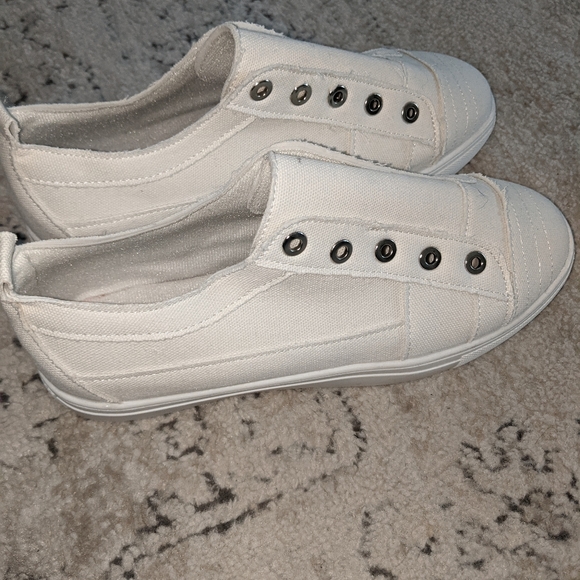 White sneaker - Picture 2 of 3